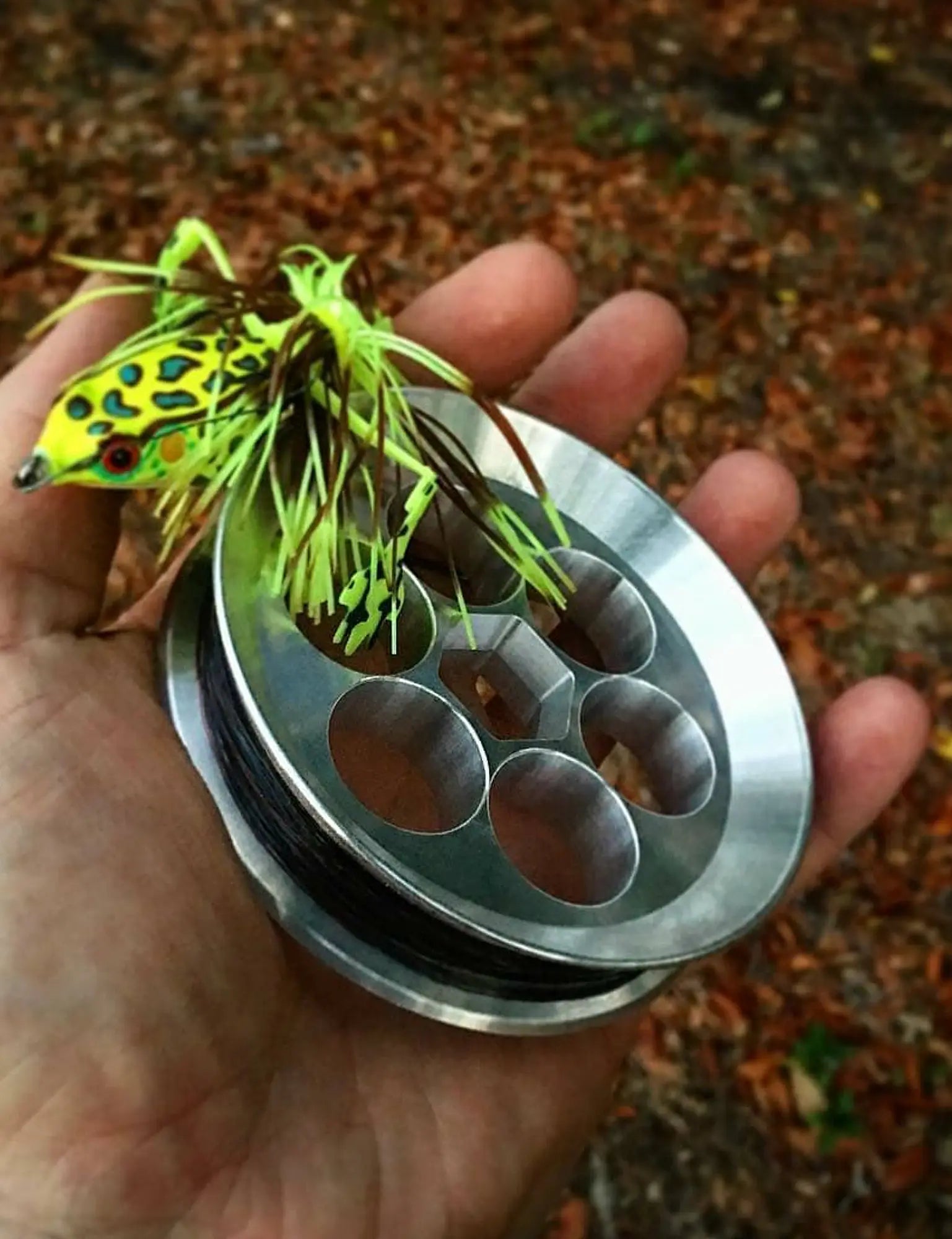 YOYITO pocket-sized aluminum handline fishing reel with fishing lure